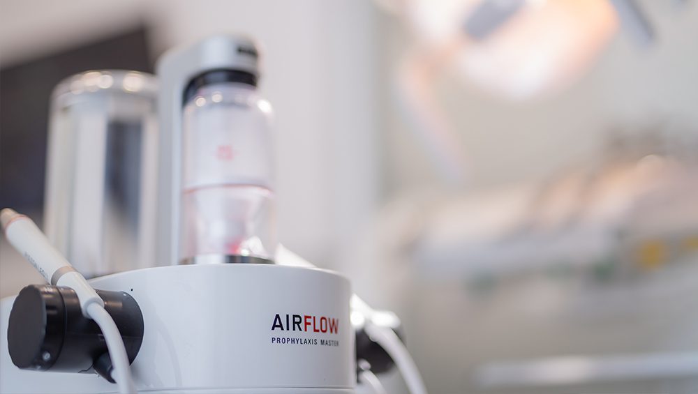 Sistema Airflow®: una experiencia mejorada en la higiene bucal 1 blog mayo airflow 2026 Clínica Serrano Sánchez
